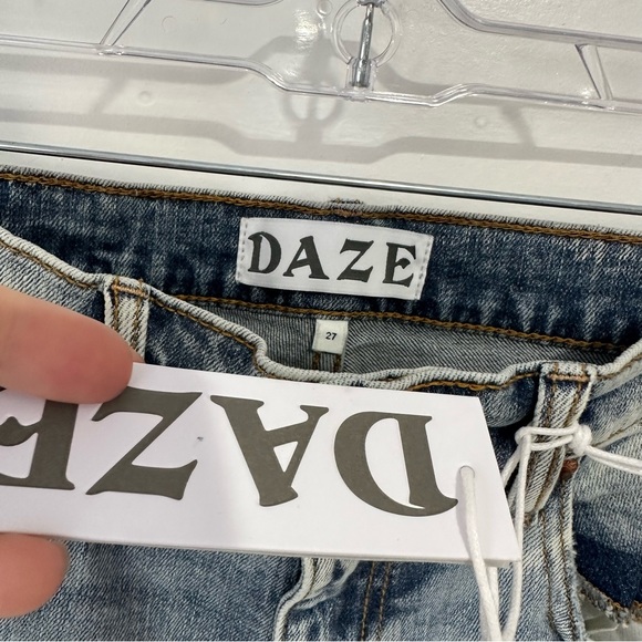 NWT Lulu’s Daze Denim Shy Girl Light Wash Distressed High Waist Crop Fla… - Picture 6 of 8